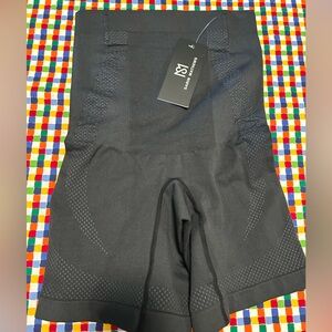 NWT Sarin Mathews Seamless Black Compression Shorts L